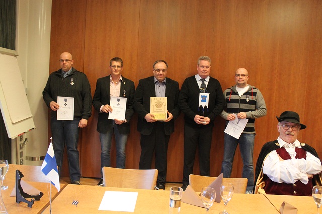 Palkittuja vasemmalta: Antti, Automiesristi - J�rgen, Automiesristi - Erkki, Vuoden Kiltalainen - Ari, Autokiltaliiton standardi - Jaki, Automiesristi 